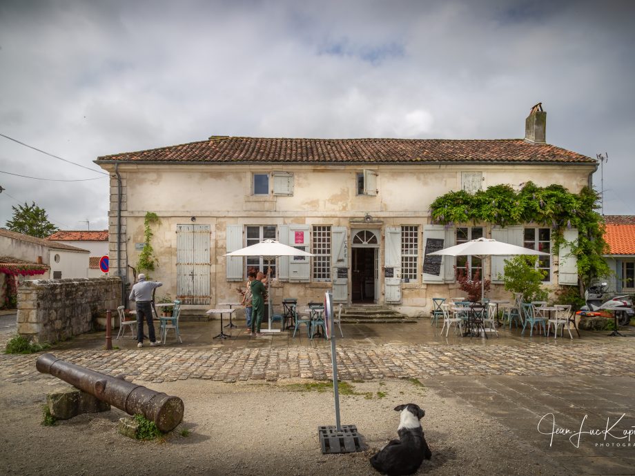 au café [Brouage, France]
