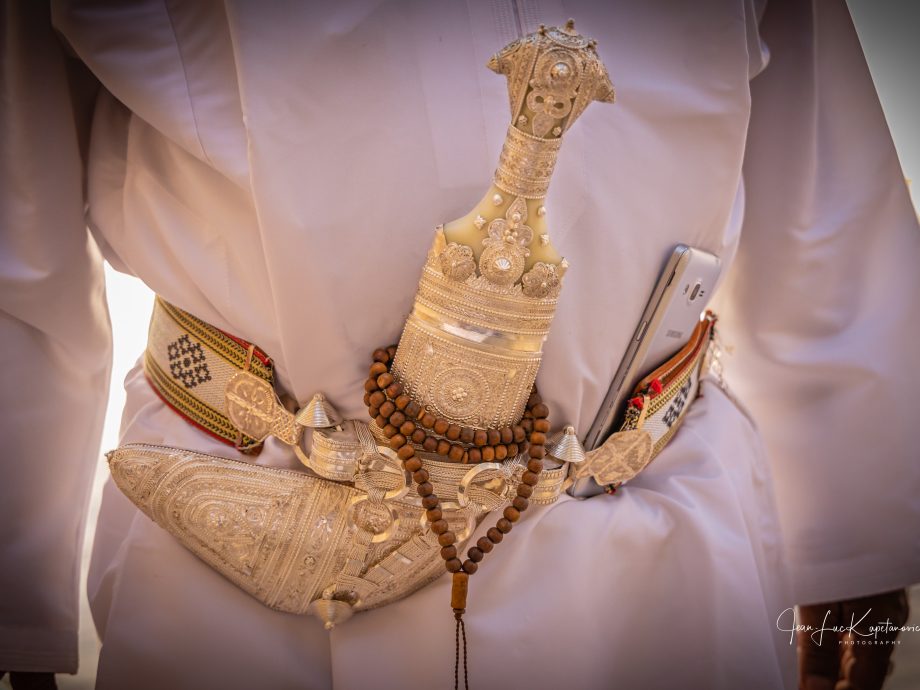 khandjar et smartphone [Fort de Nizwa]