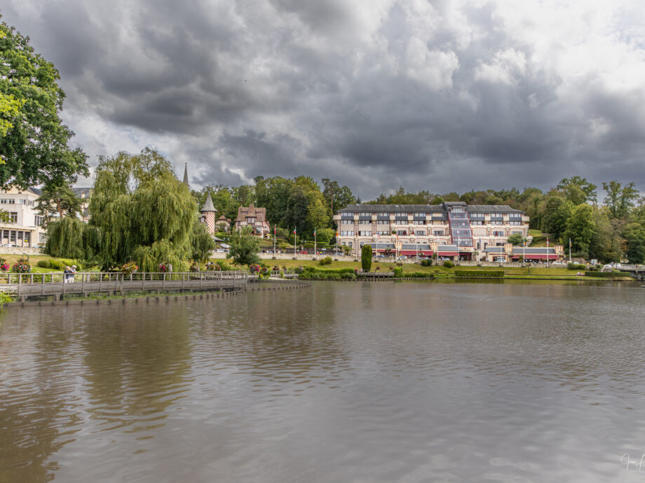 au bord de l'eau [Bagnoles de l'Orne]