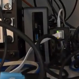 Le Raspberry Pi 5 installé dans le rack, entouré de câbles réseau