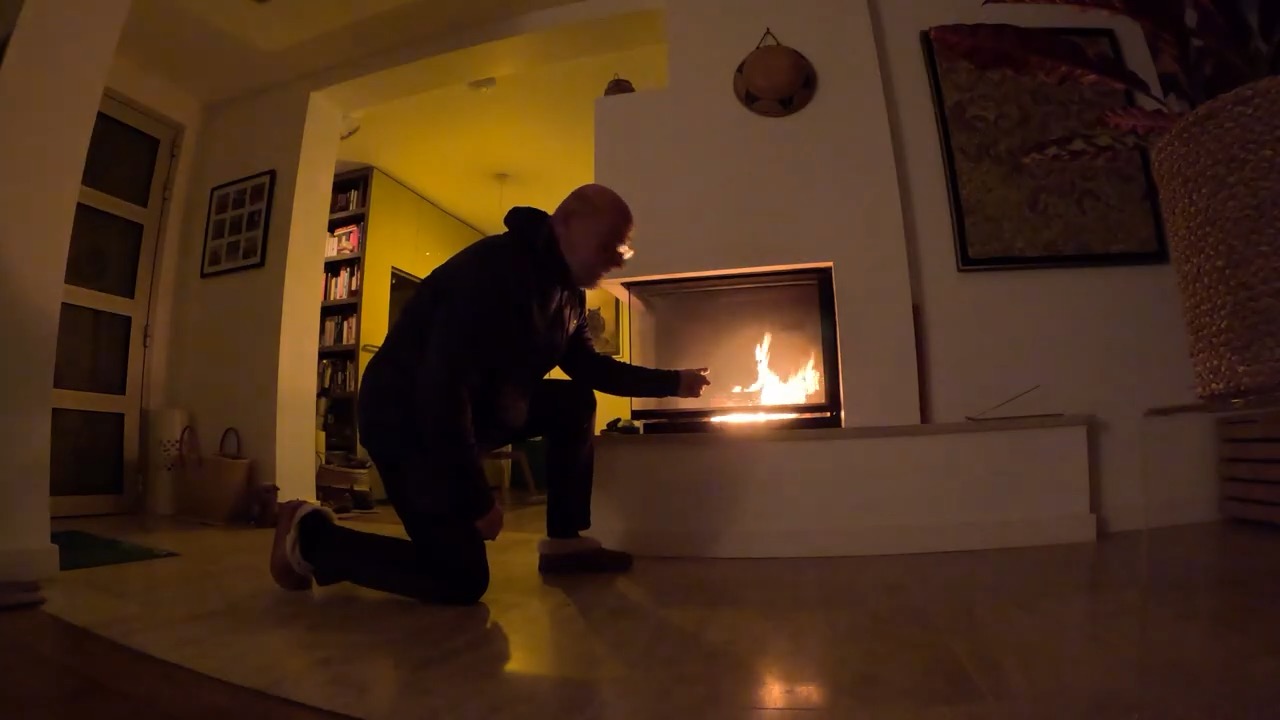 Allumage du feu dans le foyer, le soir