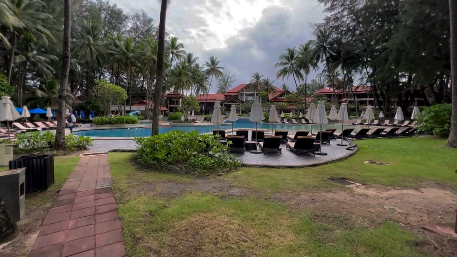 Les jardins et la piscine du Dusit Thani Laguna