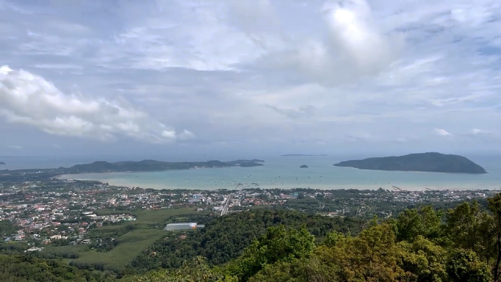 La baie de Chalong et la mer d'Andaman