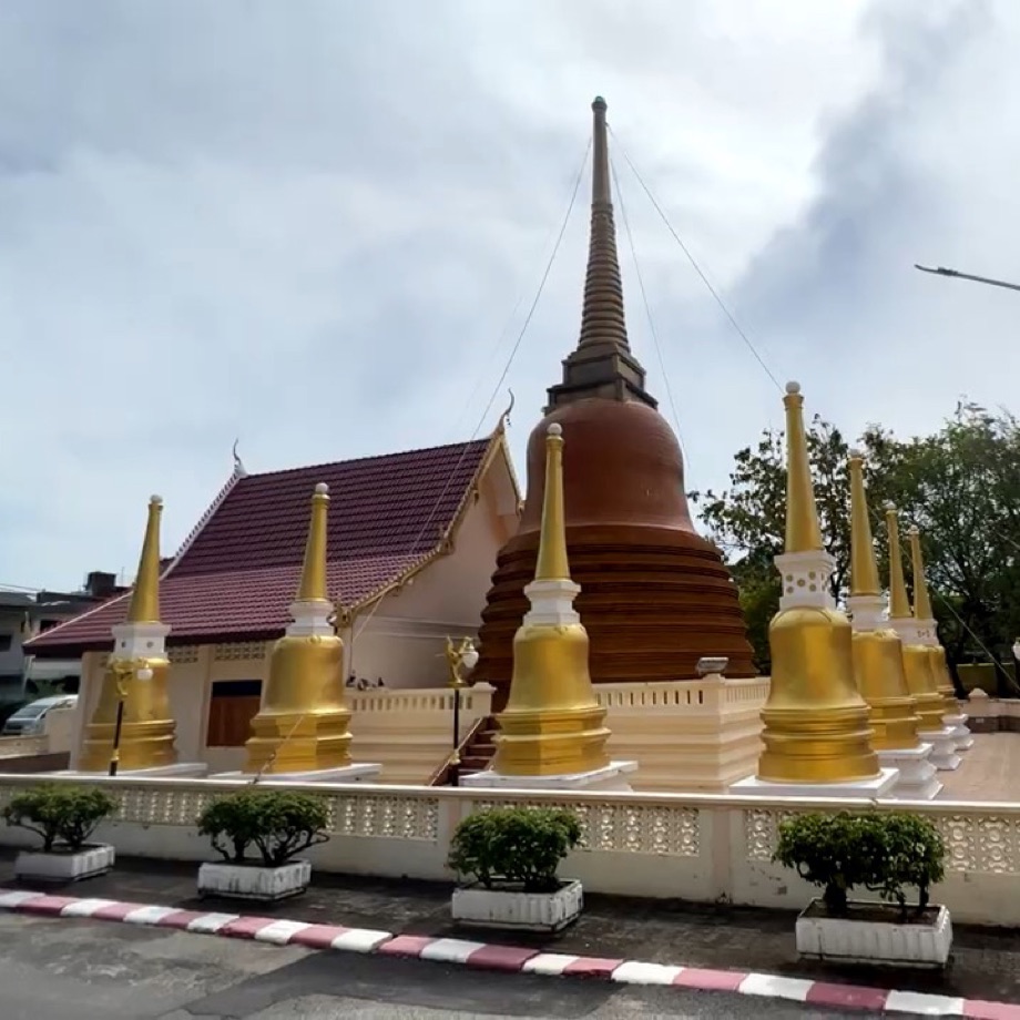 Le grand chedi de briques et ses stupas dorés