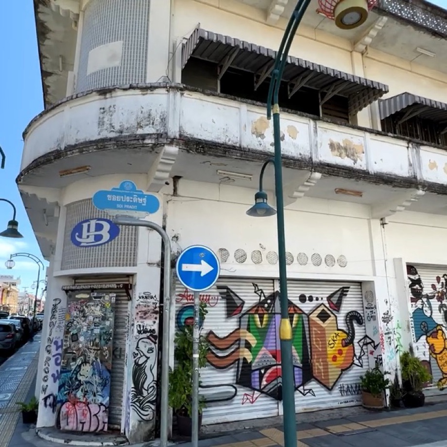 Graffitis sur les rideaux fermés