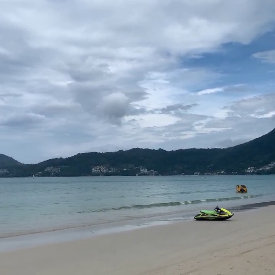 Un jet-ski esseulé sur le sable