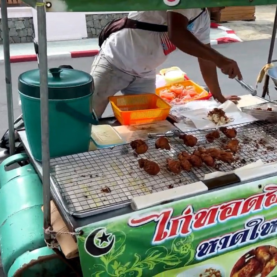 Les poulets qui commencent à griller