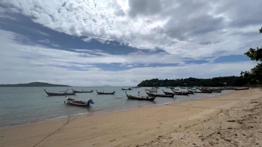 Les long-tail boats au mouillage