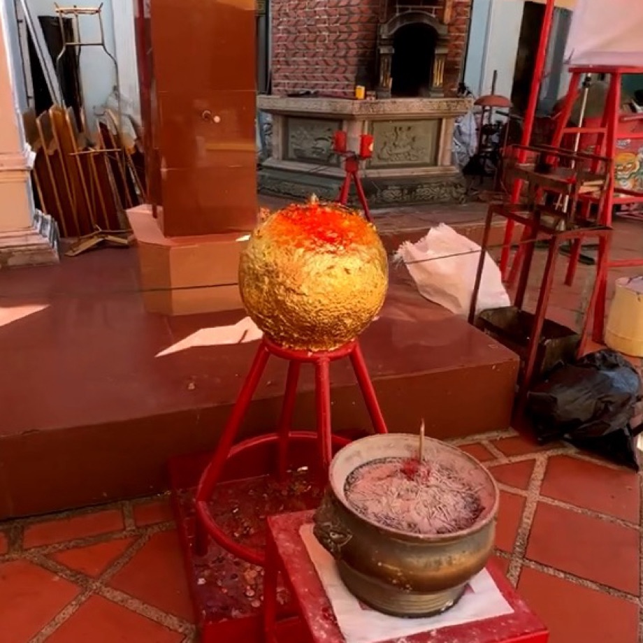 Les feuilles d'or sur la boule de pierre