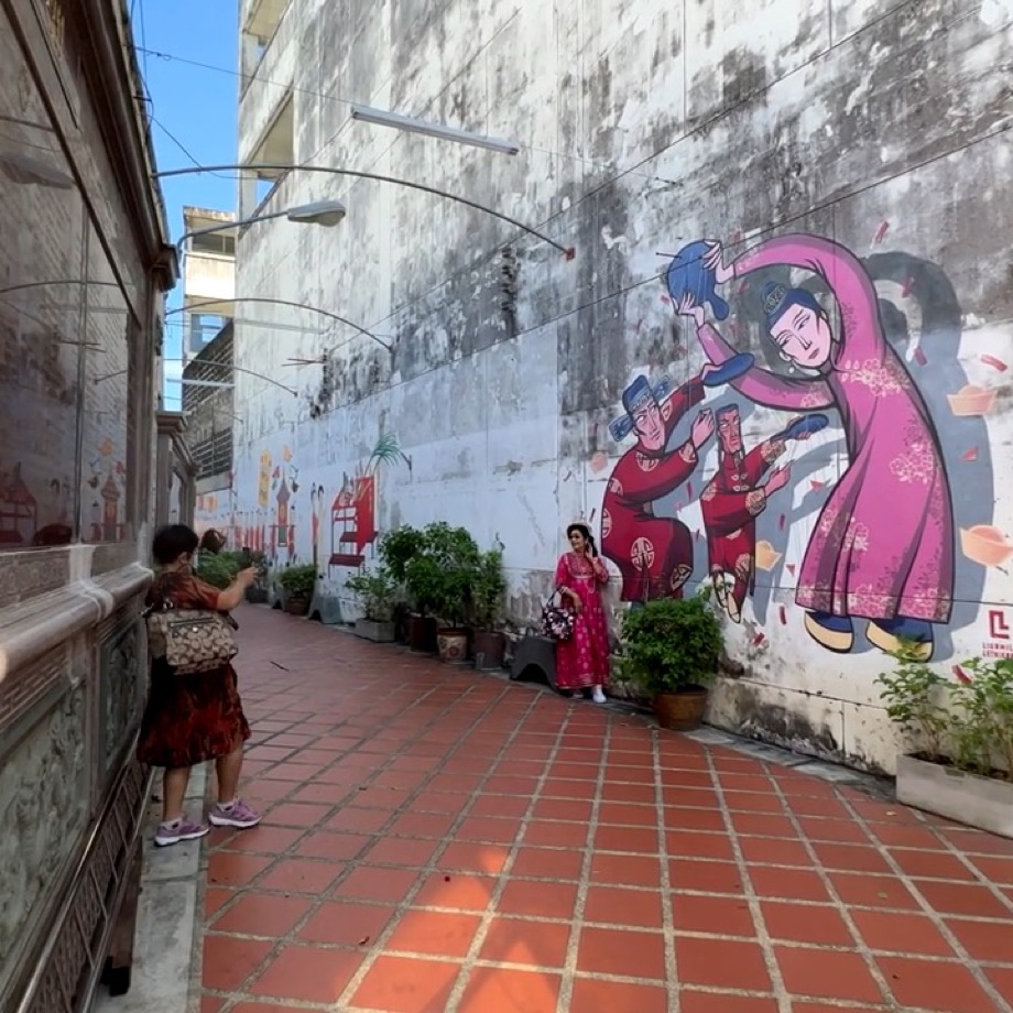 La pause des coquettes dans la ruelle