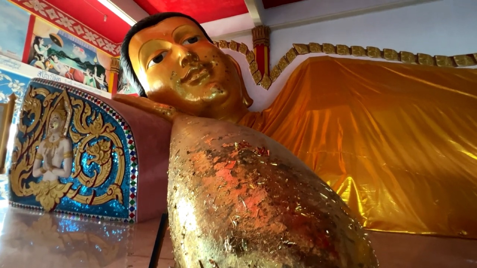Le bouddha couché, dix-huit mètres de soie dorée