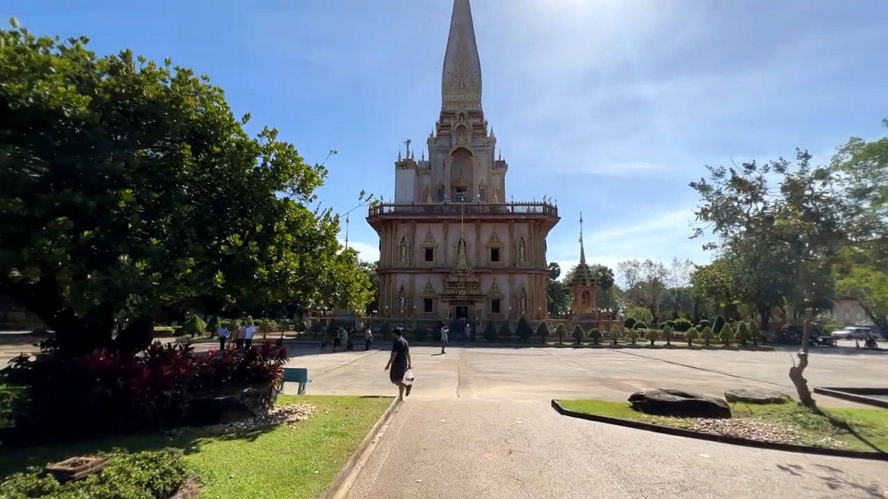 Le grand chedi de Wat Chalong au bout de l'allée