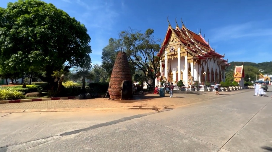 Le four à pétards, en brique, devant le temple