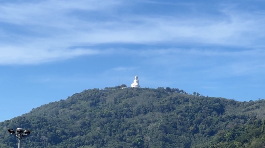 Au loin, le Grand Bouddha blanc sur la colline de Nakkerd