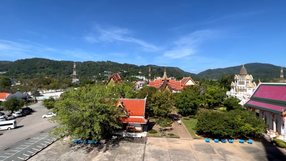 Depuis la terrasse, toute l'enceinte et ses temples