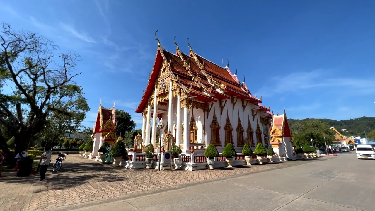 Le temple principal de Wat Chalong et ses toitures superposées