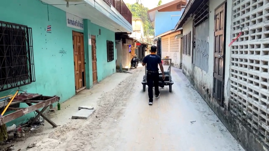 L'homme au chariot, dans la ruelle étroite