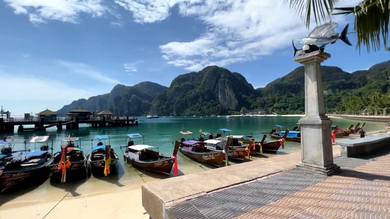 Les long-tail boats dans la baie de Tonsai, et une colonne surmontée d'un espadon