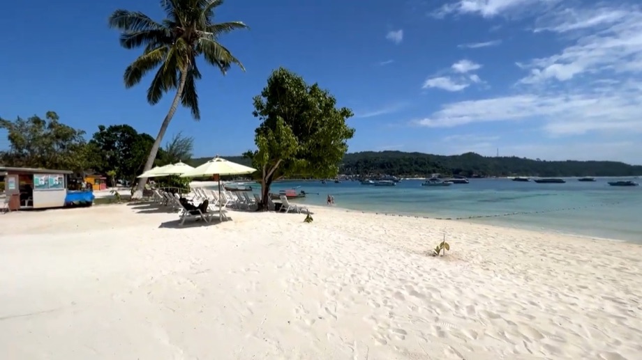 Le sable blanc et les transats vides