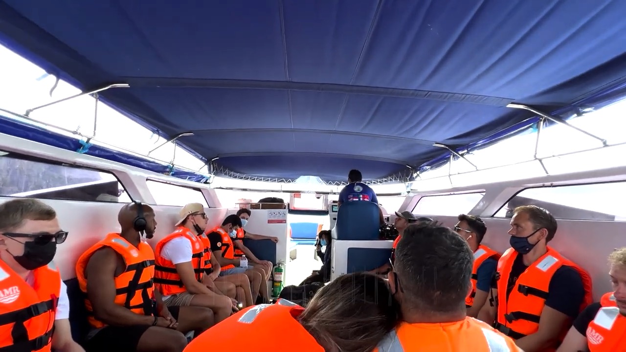 L'intérieur de la vedette rapide, les passagers en gilets de sauvetage