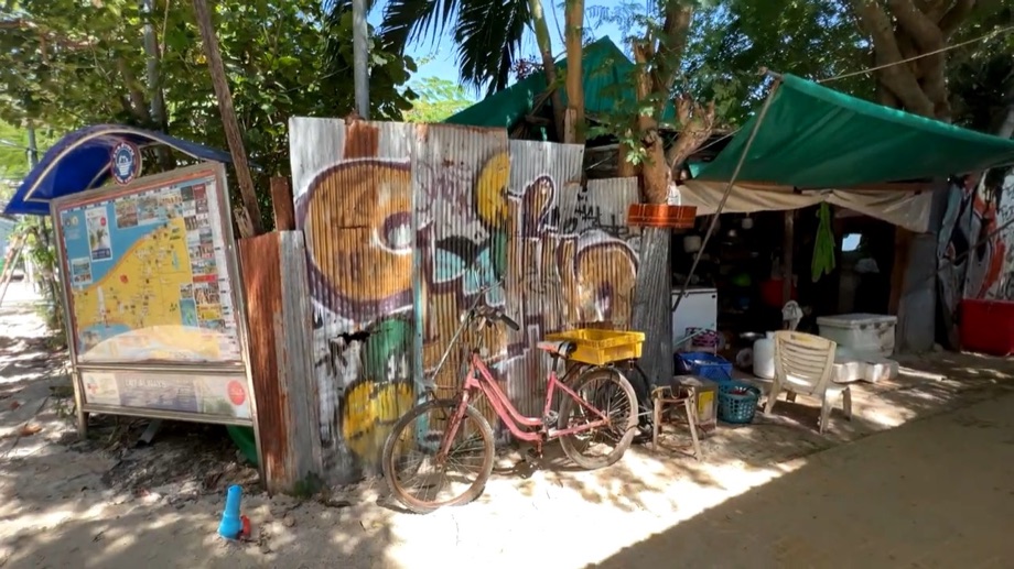 Un vieux vélo qui se ternit au soleil
