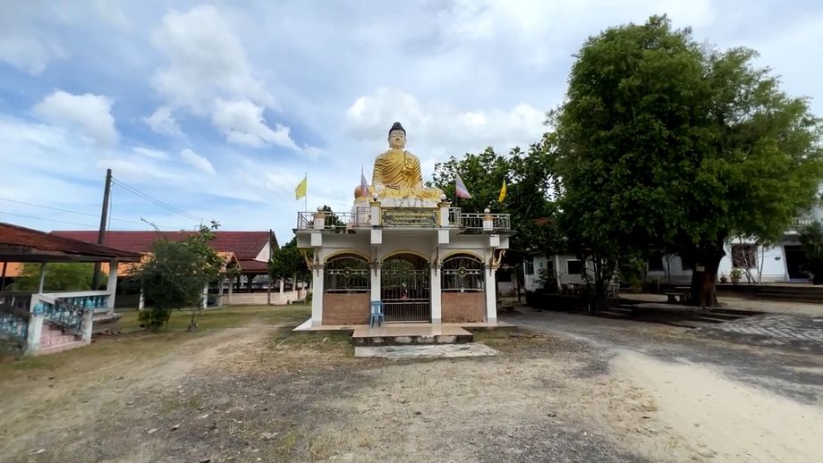 Le Bouddha doré du Wat Pattikaram, assis sur sa plateforme