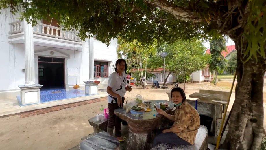 Les deux femmes qui préparent la table et nous invitent à manger