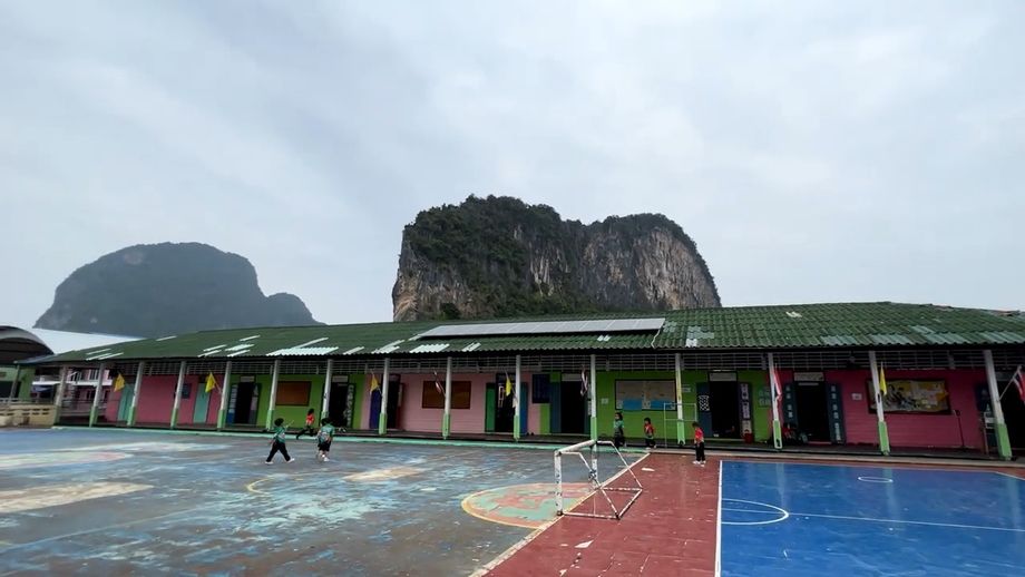 Les bâtiments de l'école, devant les pics karstiques