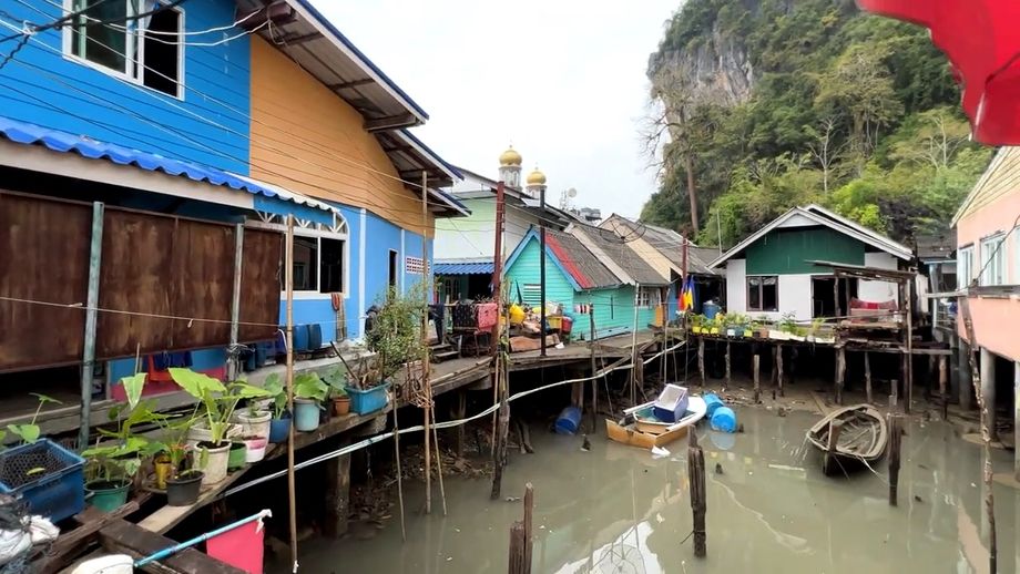 Les maisons colorées de Panyee, sur leurs pilotis