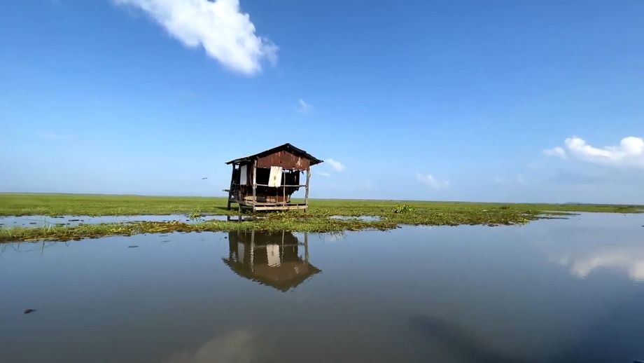 Une maison sur pilotis, seule au milieu de l'eau