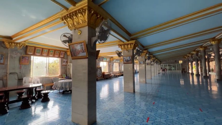 La grande salle bleue, à l'entrée du temple