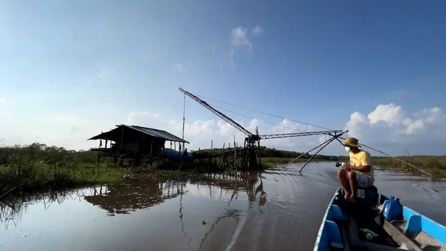 Un Yor et sa cabane, vus depuis le bateau