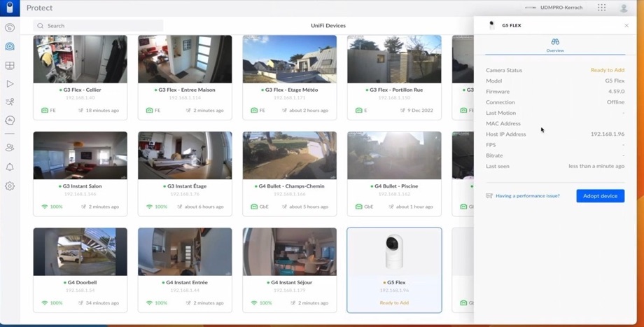Avant : la caméra est détectée mais hors ligne, le bouton « Adopt device » attend